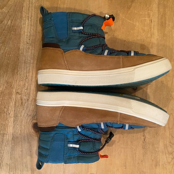 Tom’s Women's Suede Puffy Fur Lined Booties Casual Outdoorsy Gorpcore 9-9.5 - Picture 1 of 4